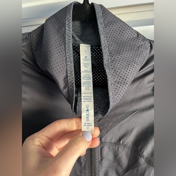 Lululemon Lightweight Jacket - size 8 - Picture 3 of 3